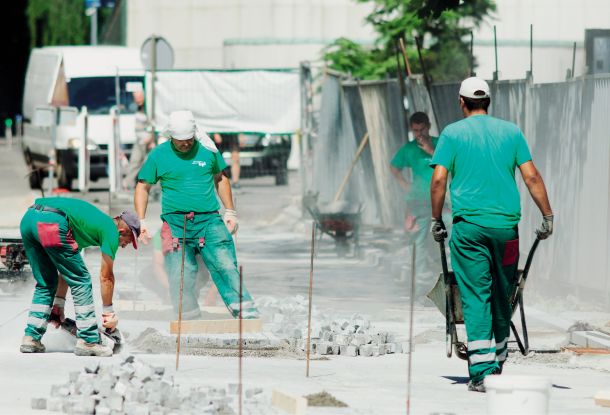 Gradbišča medtem ko pristojni prebivalstvu svetujejo, naj se zadržuje na hladnem 