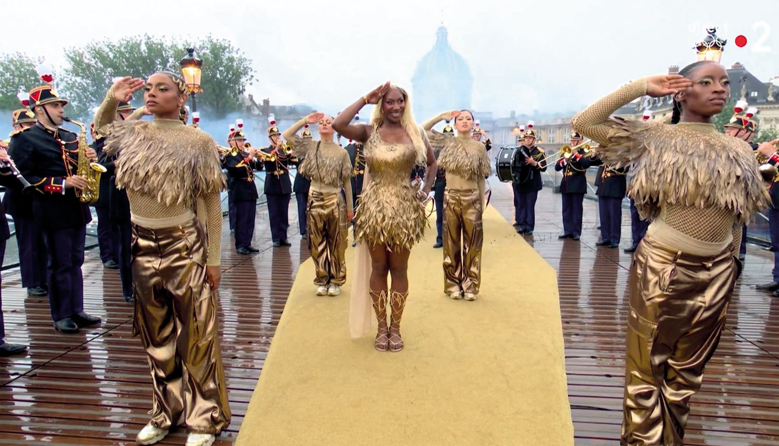 Največja francoska glasbena zvezda Aya Nakamura je nastopila skupaj z orkestrom republikanske garde in nastal je simbolni most med tradicijo in sodobnostjo, ki je zaprl usta francoski skrajni desnici.