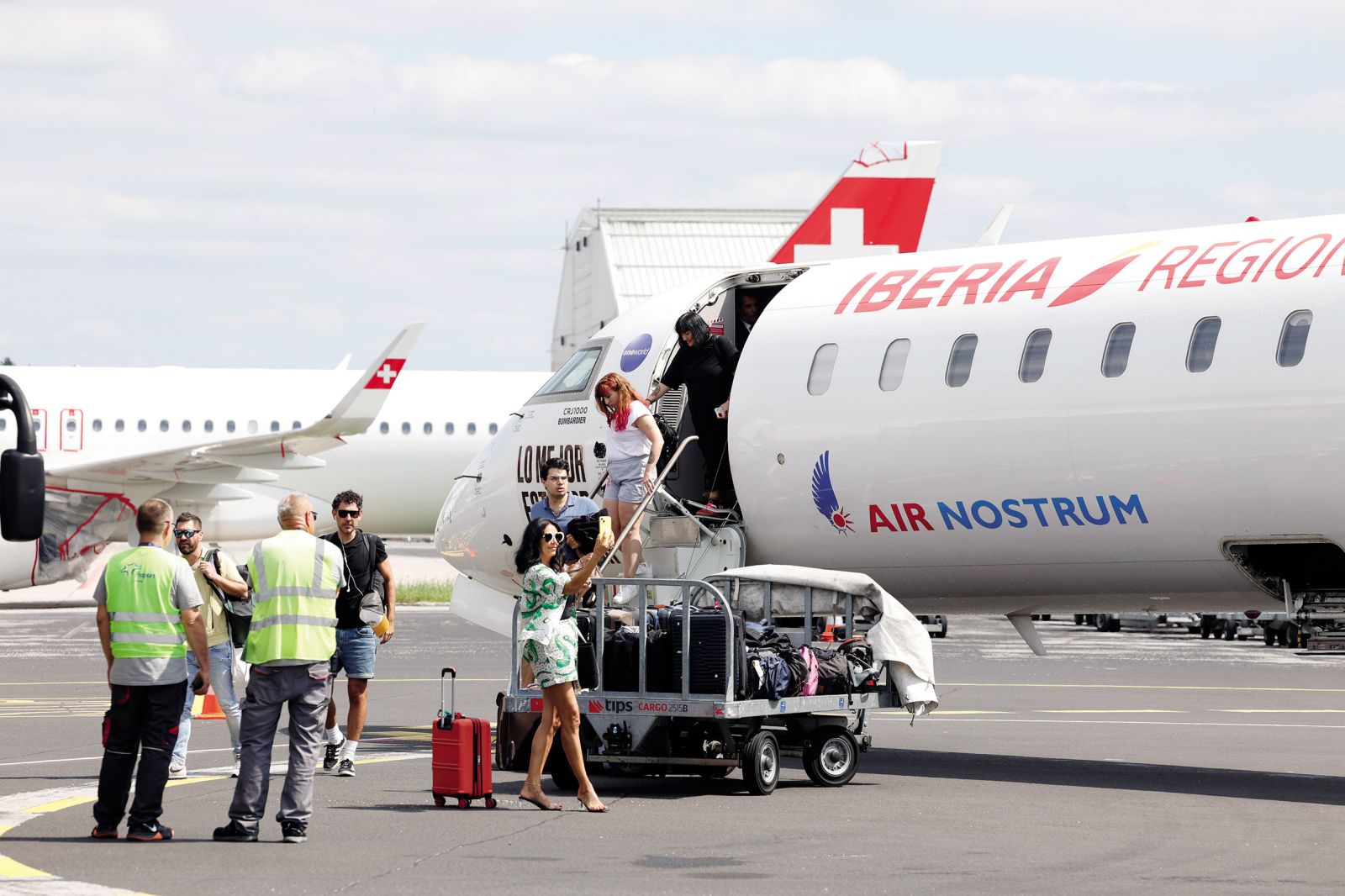 Obvezni selfie po prvem pristanku letala Iberia iz Madrida v Ljubljano | Borut Krajnc