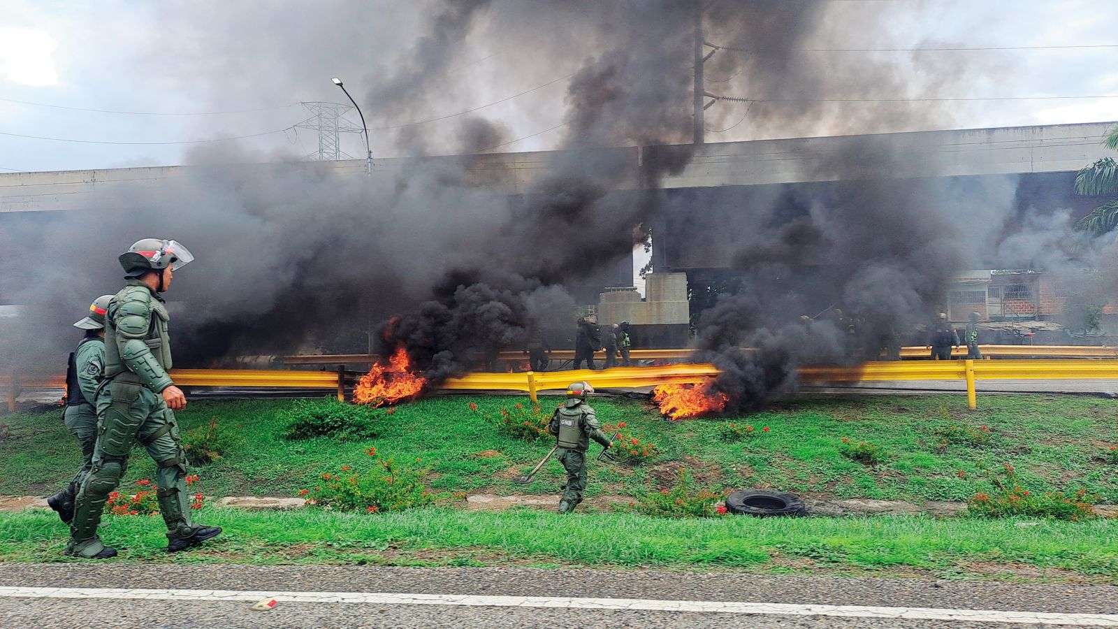 Začetek opozicijskih protestov z zažiganjem gum v Maracayu, 29. julij