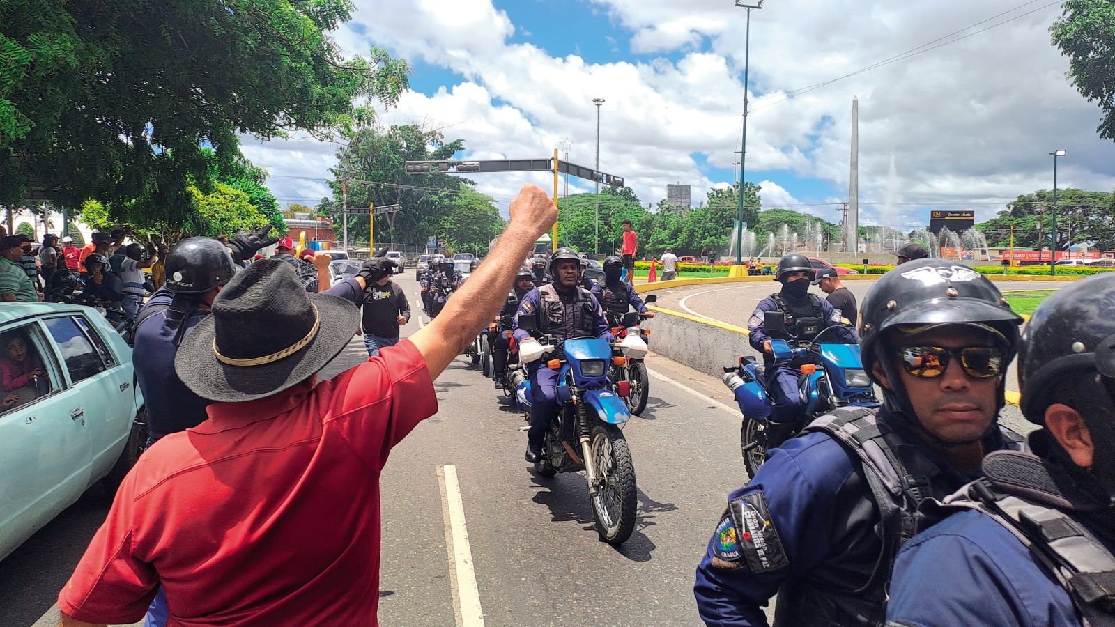 Chavisti pozdravljajo policiste, Maracay, 30. julij