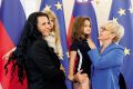 Predsednica države in udeleženci poletnega tabora v romskem naselju Dolga vas 