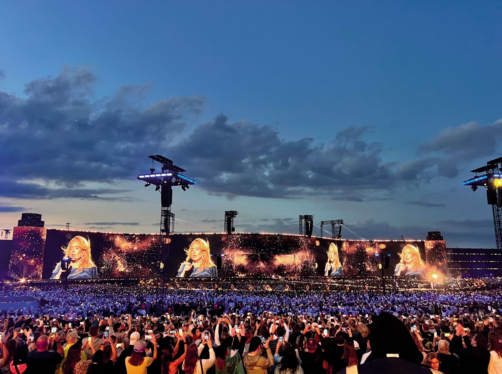 Okoli 70.000 ljudi na prvem koncertu Adele v Münchnu, kjer smo lahko prvič videli najdaljši videozaslon v zgodovini. Slednji v dolžino meri kar 220 metrov, v višino pa 30 metrov./