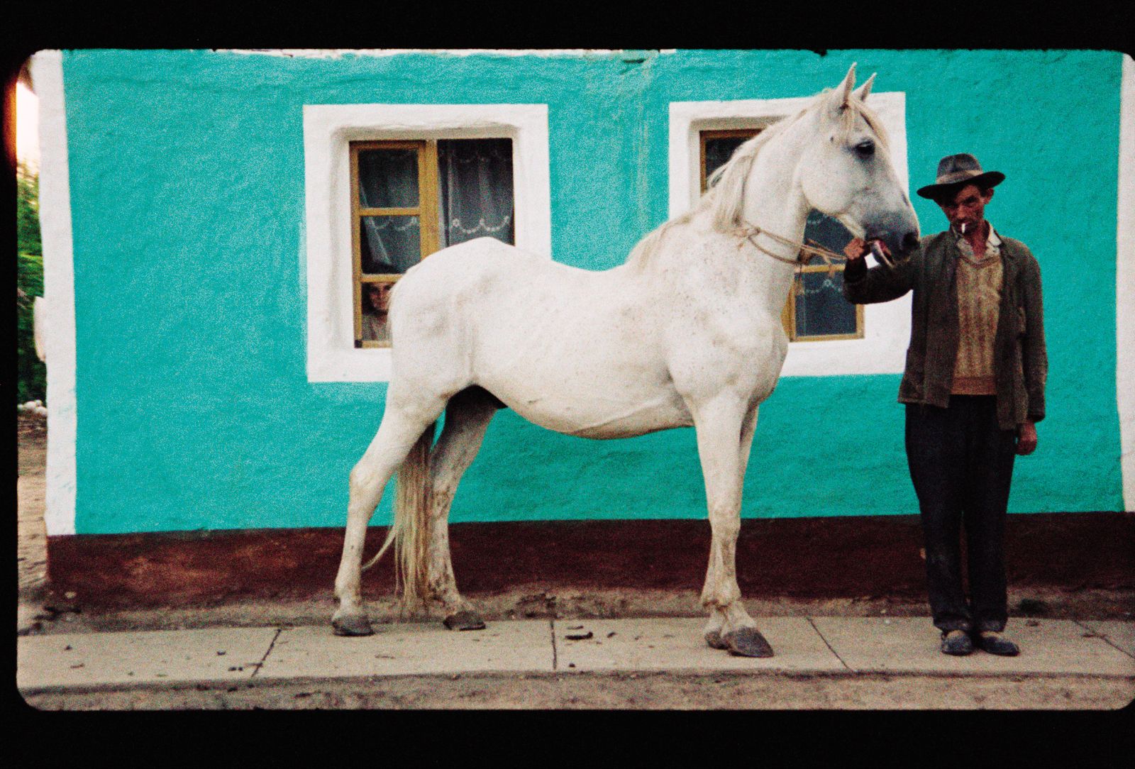 V filmu Zdravi ljudje za razvedrilo so statične kompozicije izpiljene do potankosti, za duhovit glasbeni komentar pa sta prvič poskrbela brata Vranešević.