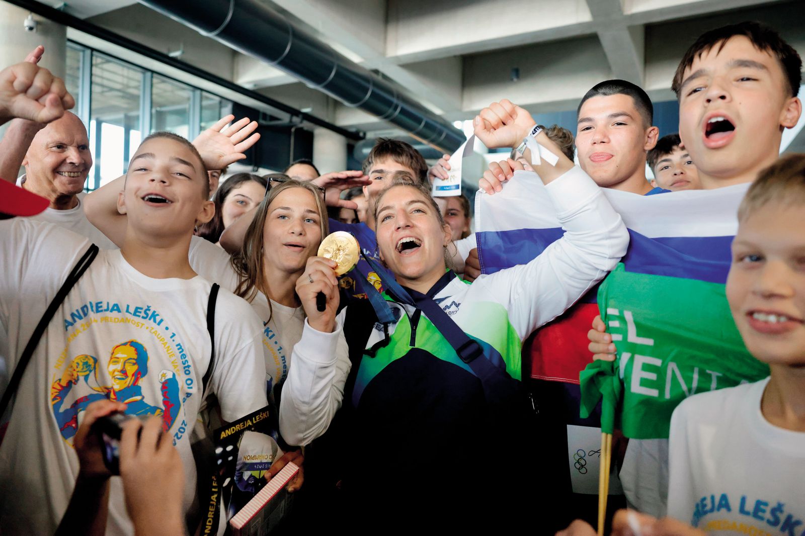 Andreja Leški, dobitnica zlate medalje na olimpijskih igrah v Parizu, ob prihodu na Letališče Jožeta Pučnika Ljubljana | Luka Dakskobler
