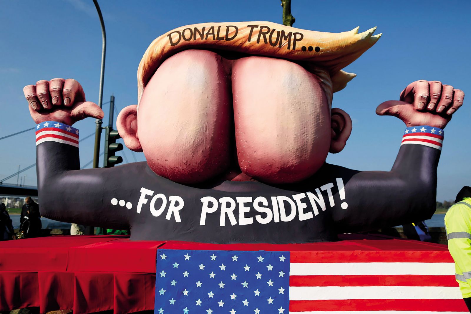 Donald Trump je spremenil pravila igre v politiki. Bolj ko si danes grob, neposreden in prostaški, večji heroj si. (Fotografija s karnevala v Nemčiji)