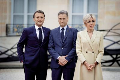 Liberté: Emmanuel, Robert in Brigitte Macron