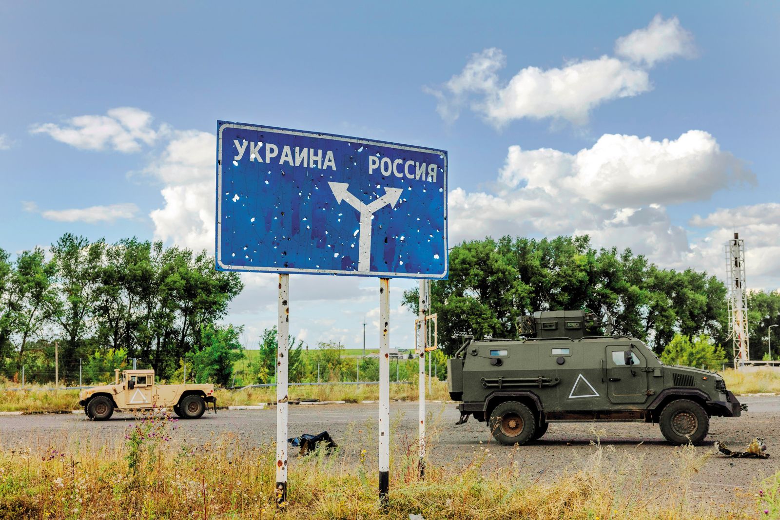 Na Vzhodu nič novega, vojna se nadaljuje z nezmanjšano močjo. Na fotografiji ukrajinska vojaška vozila pri ruskem mestu Sudža.