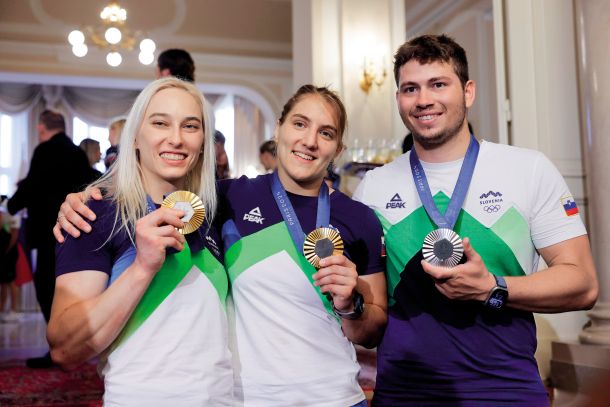 Dobitniki medalj na olimpijskih igrah v Parizu: Janja Garnbret, Andreja Leški in Toni Vodišek  