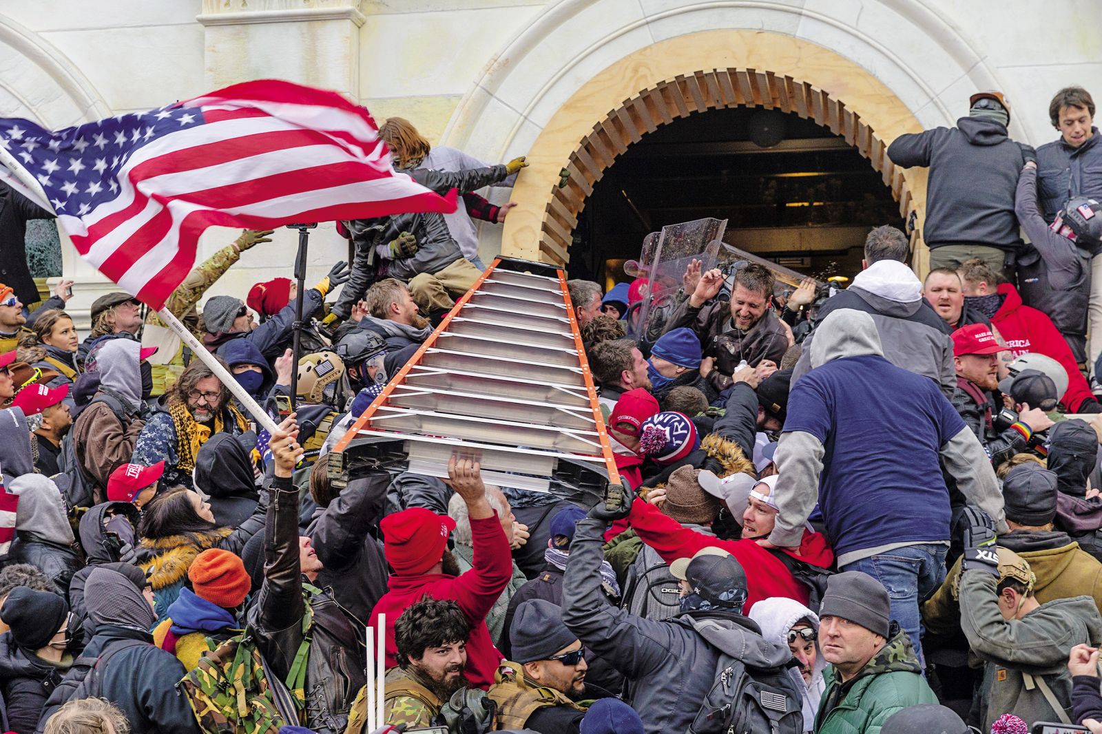 Napad Trumpovih sledilcev na stavbo kapitola v Washingtonu 6. januarja 2021