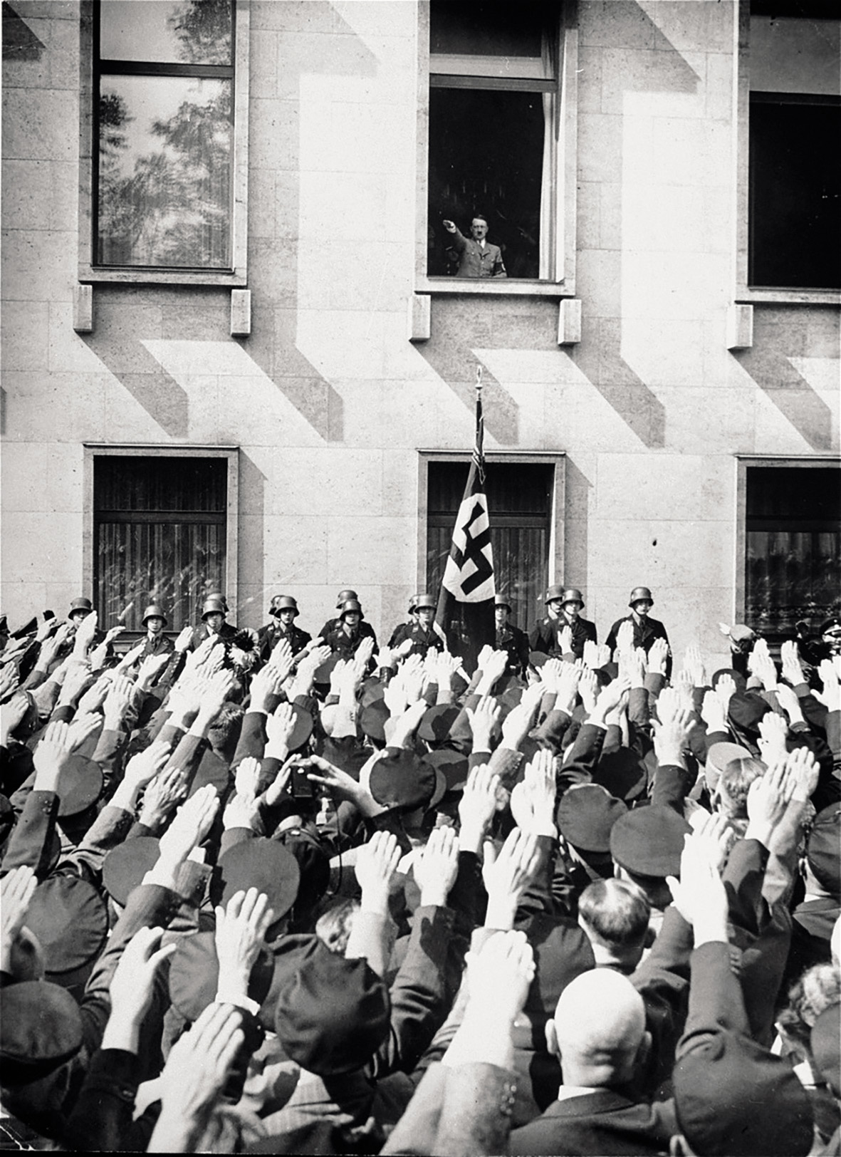 Nacistični pozdrav za novega kanclerja adolfa Hitlerja v Berlinu 30. januarja 193