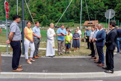 Blagoslov ceste pri Železnikih. Prisotna Alenka Bratušek in Luka Mesec.