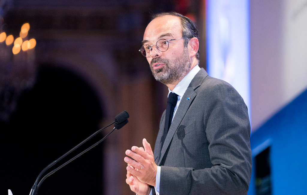 Preden je postal premier, je Philippe kot član desne stranke UMP - ki se je kasneje preimenovala v Republikance - opravljal funkcijo župana mesta Le Havre, na katero se je vrnil po odstopu s položaja leta 2020.