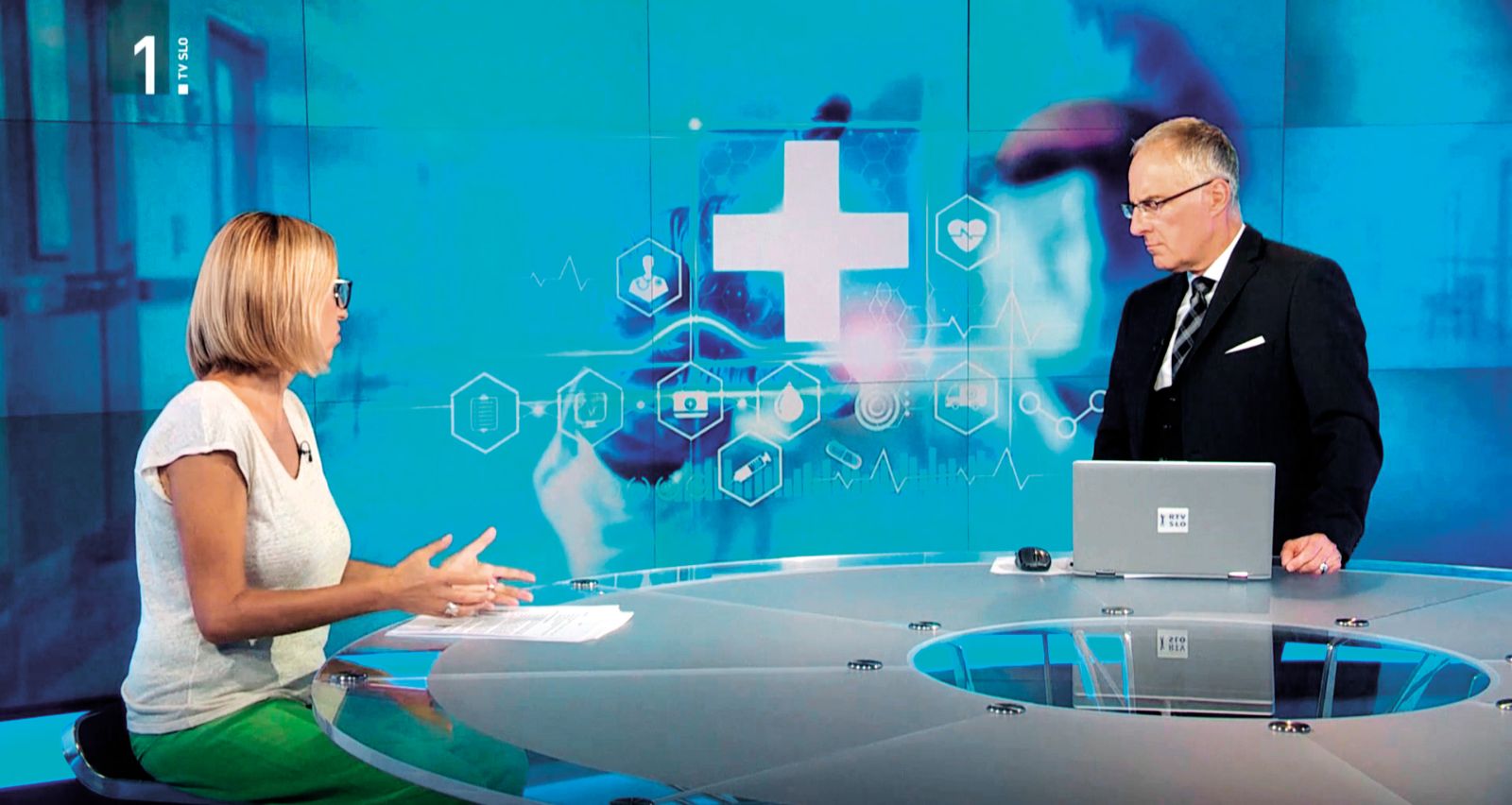 Ministrica za zdravje Valentina Prevolnik Rupel in voditelj Igor E. Bergant v torkovih Odmevih