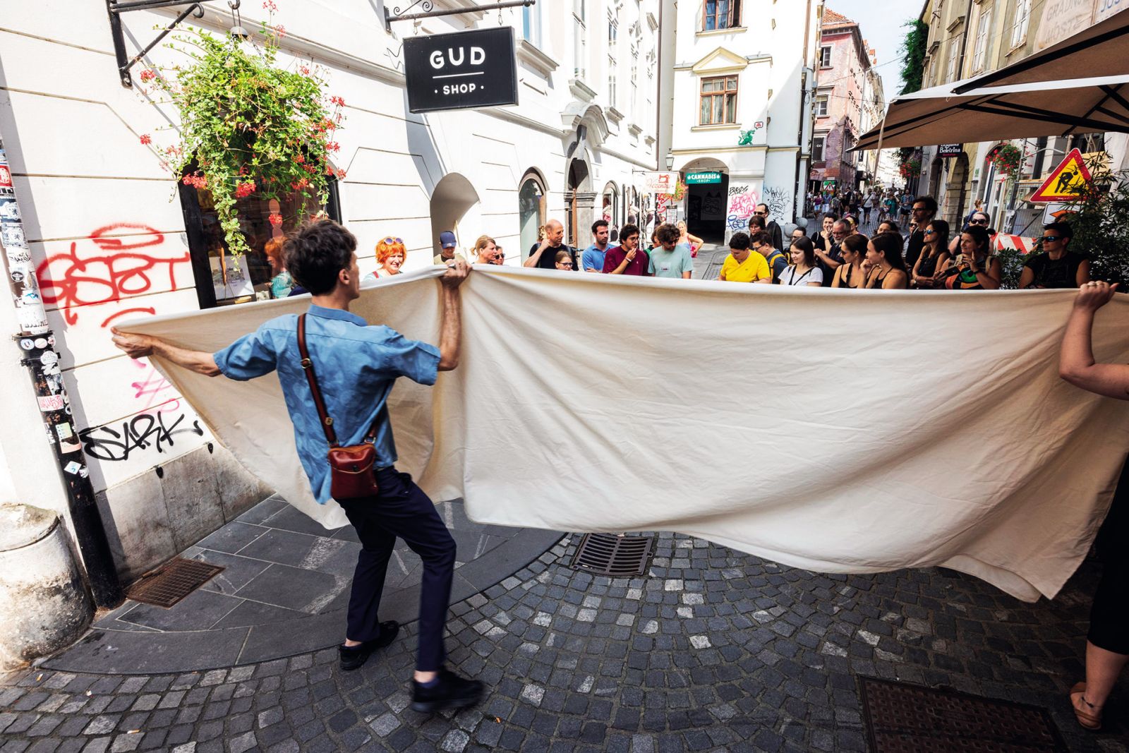 Ivana Müller & Bojana Kunst: Krpanje nevidnega, intervencije v javnem prostoru (ovira na poti za turiste), 27. Mladi levi, LJ | Nada Žgank
