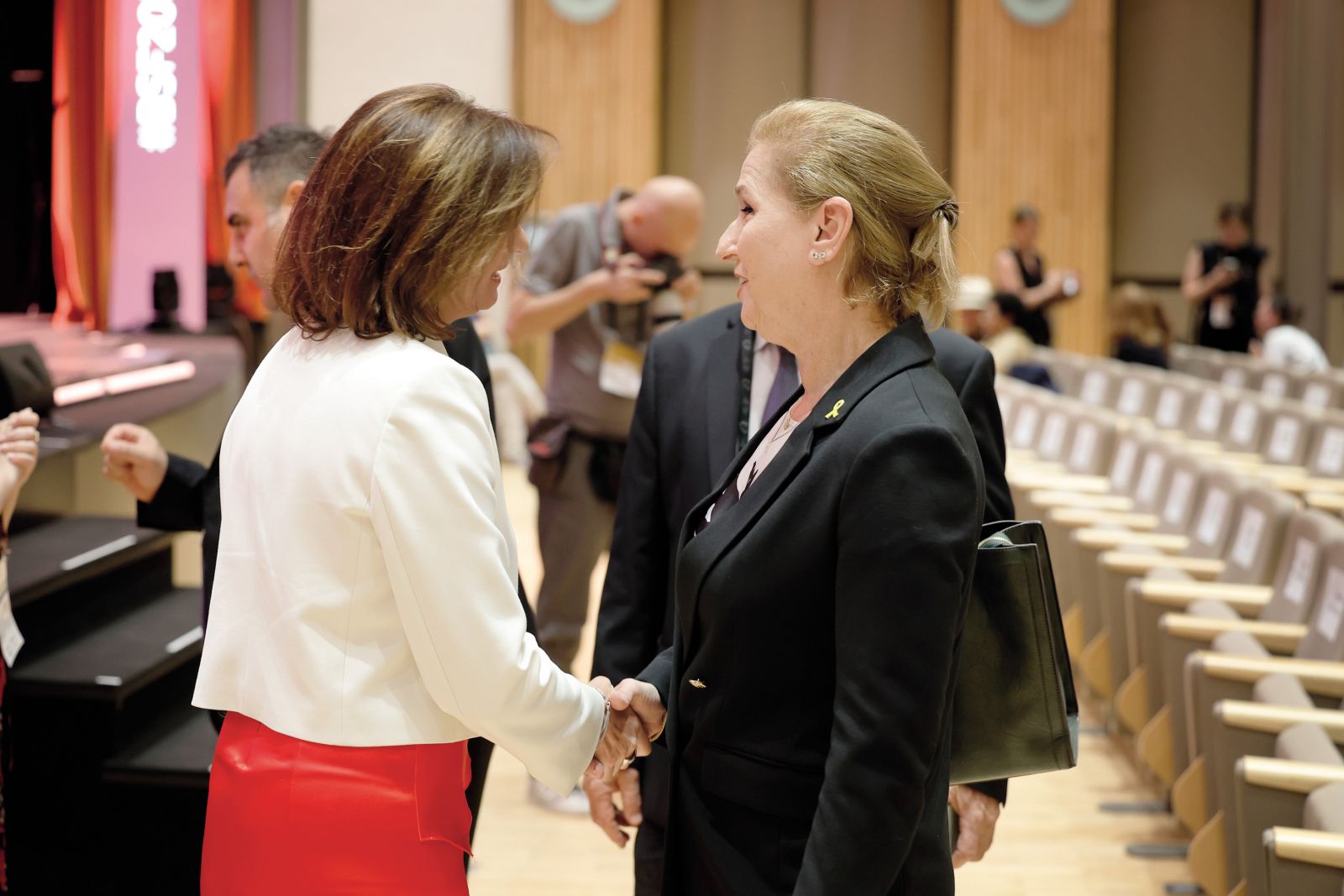 Na Blejskem strateškem forumu je nastopila nekdanja zunanja ministrica Izraela Cipi Livni. Njen nastop so predstavniki vlade branili z besedami, češ da je forum soočenje različnih pogledov. Livni je v torkovem intervjuju za Delo sicer dejala, da »izraelski vojaki ne ciljajo namerno civilistov. Poskušajo delovati proti terorizmu. Na žalost ljudje umirajo.« Velika večina umrlih Palestincev je sicer civilistov.