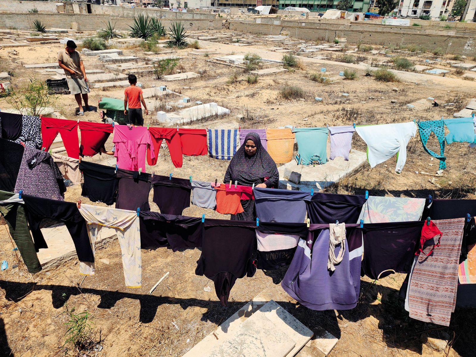 Začasno šotorišče palestinskih beguncev na pokopališču v zahodnem delu mesta Han Junis. V tem mestu so aprila ob porušeni bolnišnici odkrili množično grobišče z več kot 300 trupli.