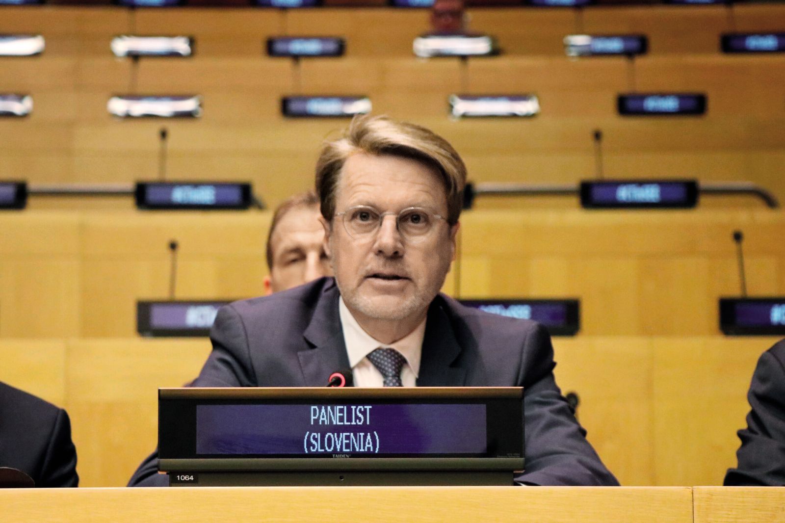 Samuel Žbogar je 1. septembra prevzel predsedovanje Varnostnemu svetu Združenih narodov. Napoveduje, da se bo Slovenija vseskozi zavzemala za mir, a priznava, da niti Slovenija niti Združeni narodi nimajo veliko diplomatske moči.