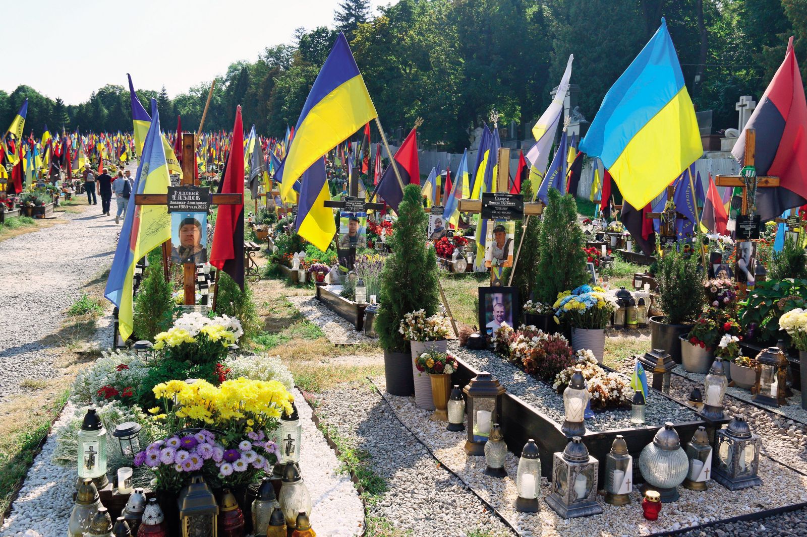 Vojaško pokopališče v mestu Lviv-Lvov na zahodu Ukrajine, nedaleč od rusko-poljske meje. V sredo, 4. septembra, je Rusija z raketami napadla to mesto, ki je oddaljeno od fronte več kot 1000 kilometrov. Umrlo je najmanj sedem ljudi, več deset pa jih je bilo ranjenih.