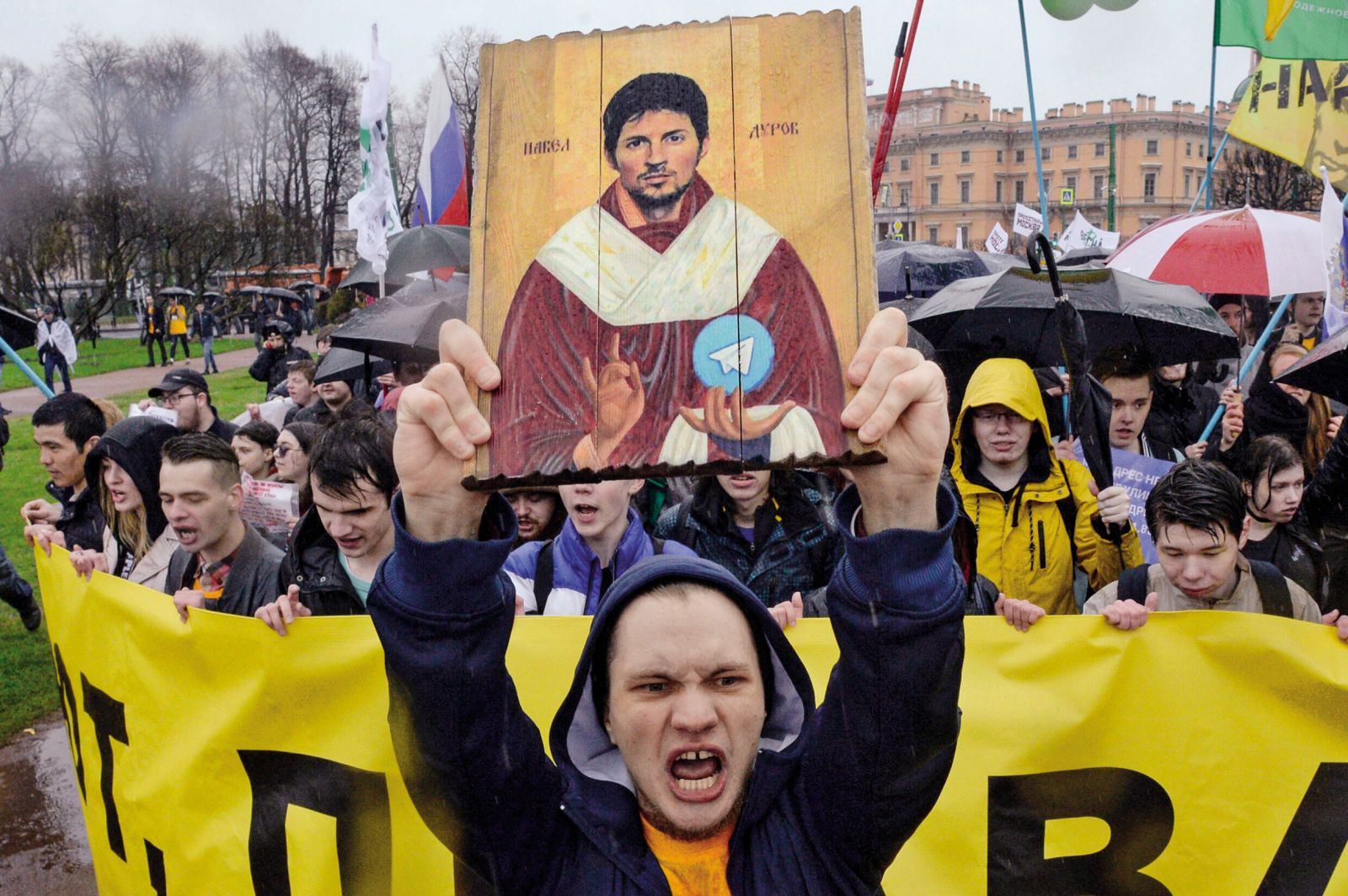 Ko so Durovi goreči podporniki leta 2018 ob začasni blokadi Telegrama v Rusiji stopili na ulice Sankt Peterburga, je bilo med protestnimi transparenti videti tudi mnoge takšne, na katerih je ustanovitelj Telegrama v slogu pravoslavne ikone upodobljen kot svetnik.
