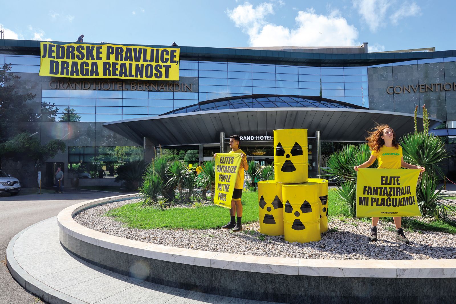 Ponedeljkova intervencija aktivistov Greenpeacea pred portoroškim hotelom Bernardin, kjer je potekala mednarodna jedrska konferenca s pomenljivo kratico NENE. S projedrskega portala jedrskaSI so sporočili, da »tuji aktivisti širijo laži in skušajo utišati stroko«. Opomba: mislili so protestnike, ne udeležencev konference.