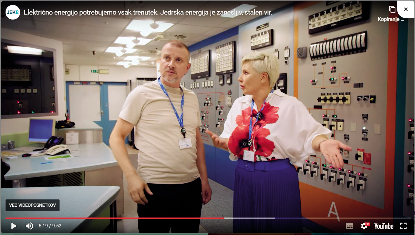 Najnovejši predreferendumski adut krških energetikov je dvojec vplivnežev: Ana, nekdanja pevka Bepopa, in Aleš Novak, »komik in druge fore«. Tudi onadva govorita o naravno radioaktivnih bananah.