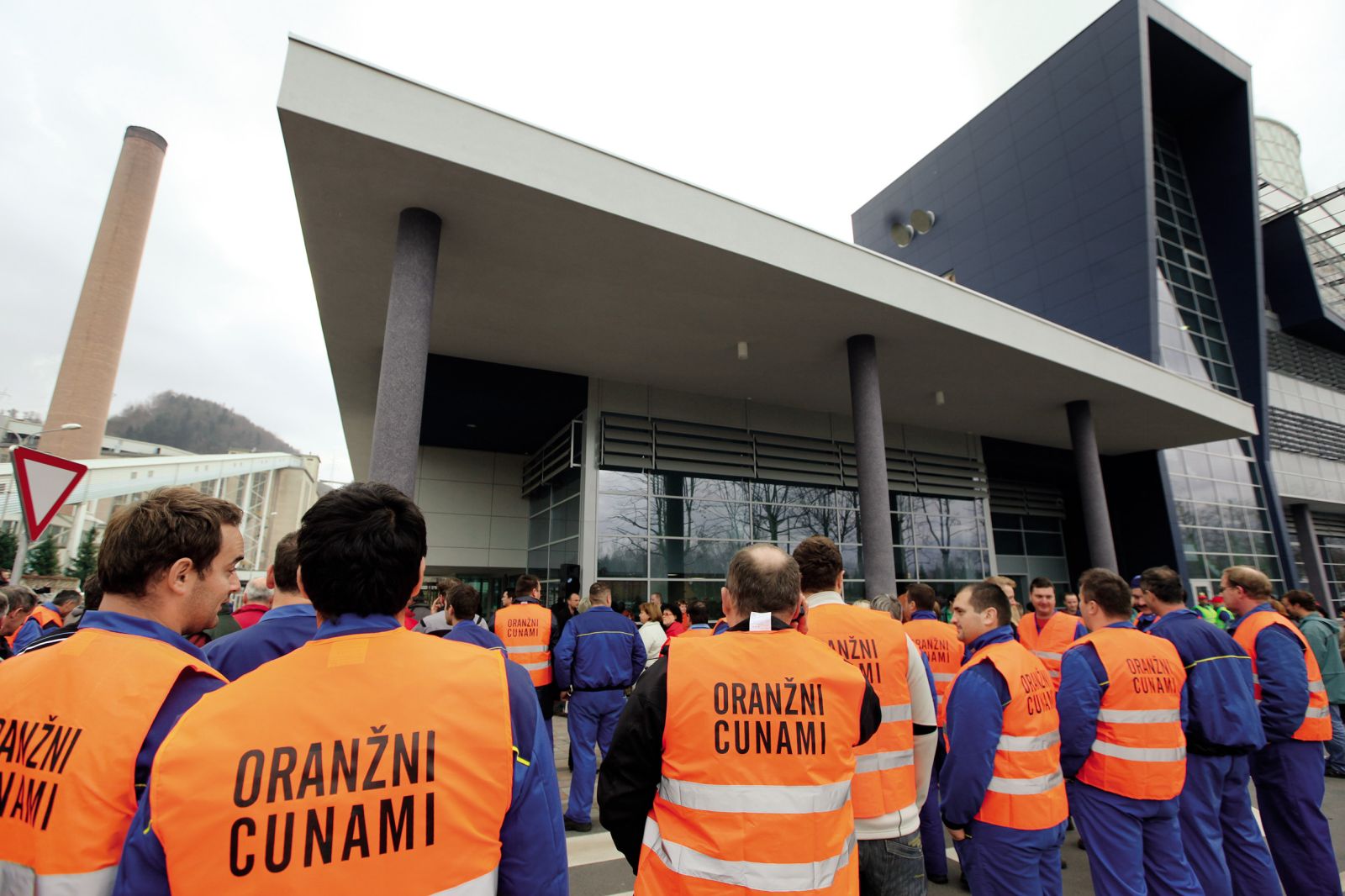 Protesti zaposlenih v Šoštanju leta 2010 proti Gregorju Golobiču in stranki Zares, v kateri so dvomili o smiselnosti projekta TEŠ 6