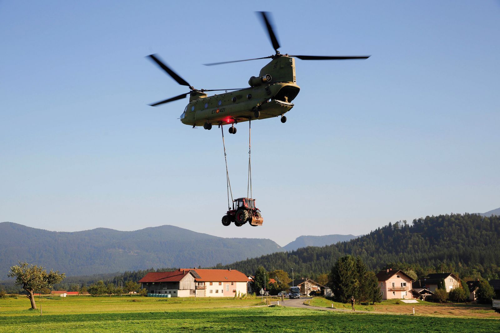 Španski vojaški helikopter v kraju Okonina v Savinjski dolini med lanskimi poplavami