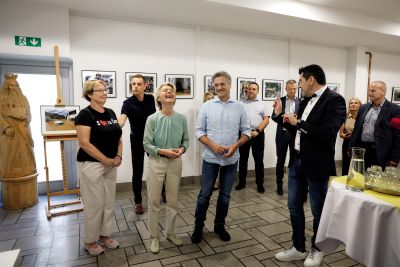 Naš bivši fotomotor Denis Sarkić je šarmiral Ursulo na razstavi fotografij o poplavah v Črni na Koroškem 