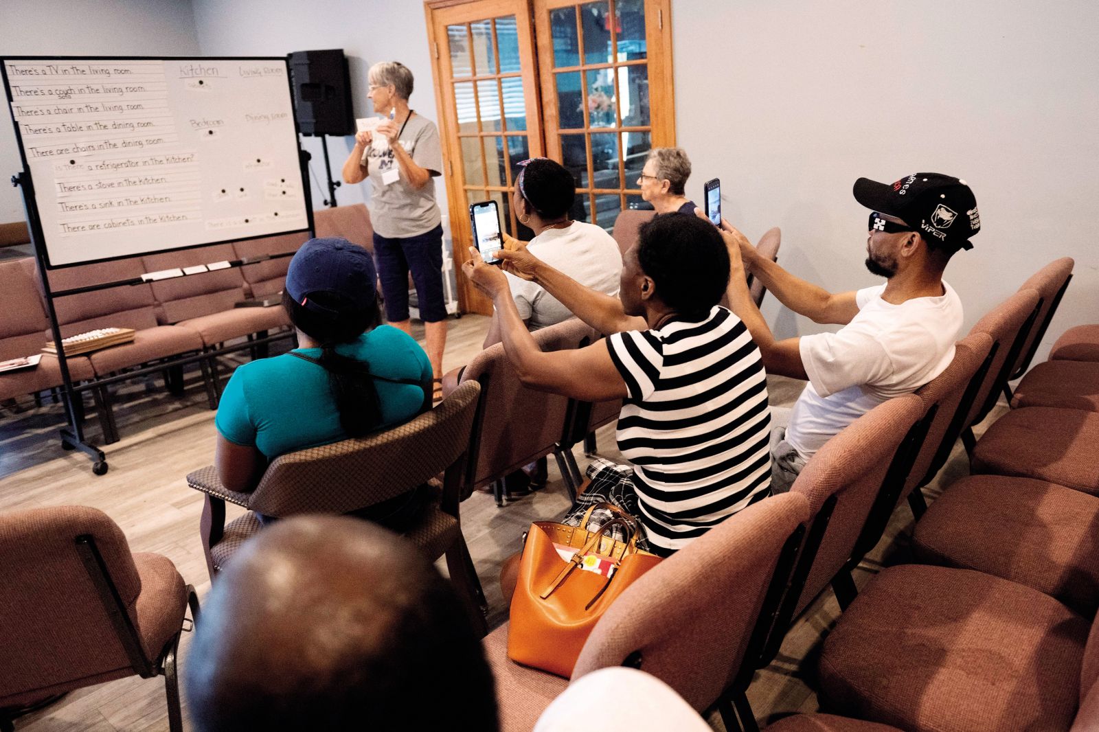 Večerna šola angleščine za priseljence iz Haitija v Springfieldu, ki so jo morali začasno zapreti zaradi groženj