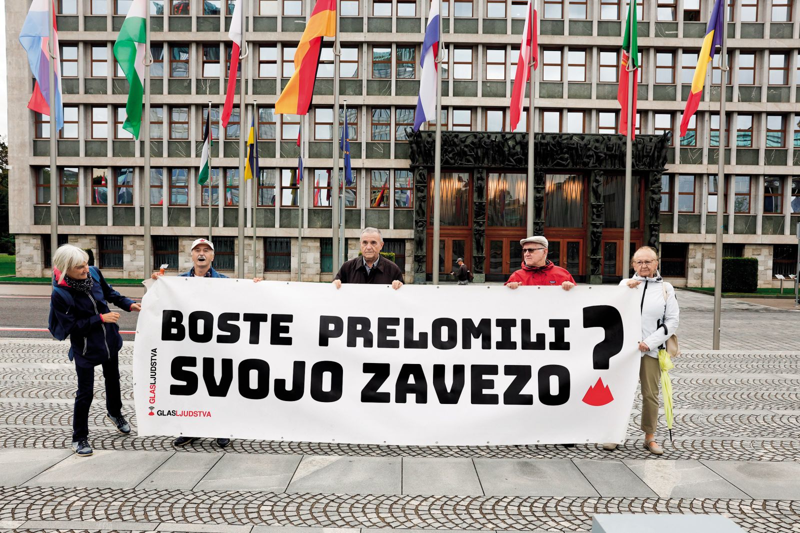 Iniciativa Glas ljudstva je ta teden s pomočjo poslanca Levice Mihe Kordiša in nepovezane poslanke Mojce Šetinc Pašek v parlamentarno proceduro vložila svoj zakon o zdravstveni dejavnosti, v katerem s spremembo enega člena predlagajo enostavno rešitev: zdravniki naj soglasja za delo v drugem javnem zdravstvenem zavodu dobijo le, če v matičnem javnem zdravstvenem zavodu ni nedopustno dolgih čakalnih dob za storitve, ki jih opravljajo, soglasja za delo drugje pa, če v vseh javnih zavodih ni nedopustno dolgih čakalnih dob.