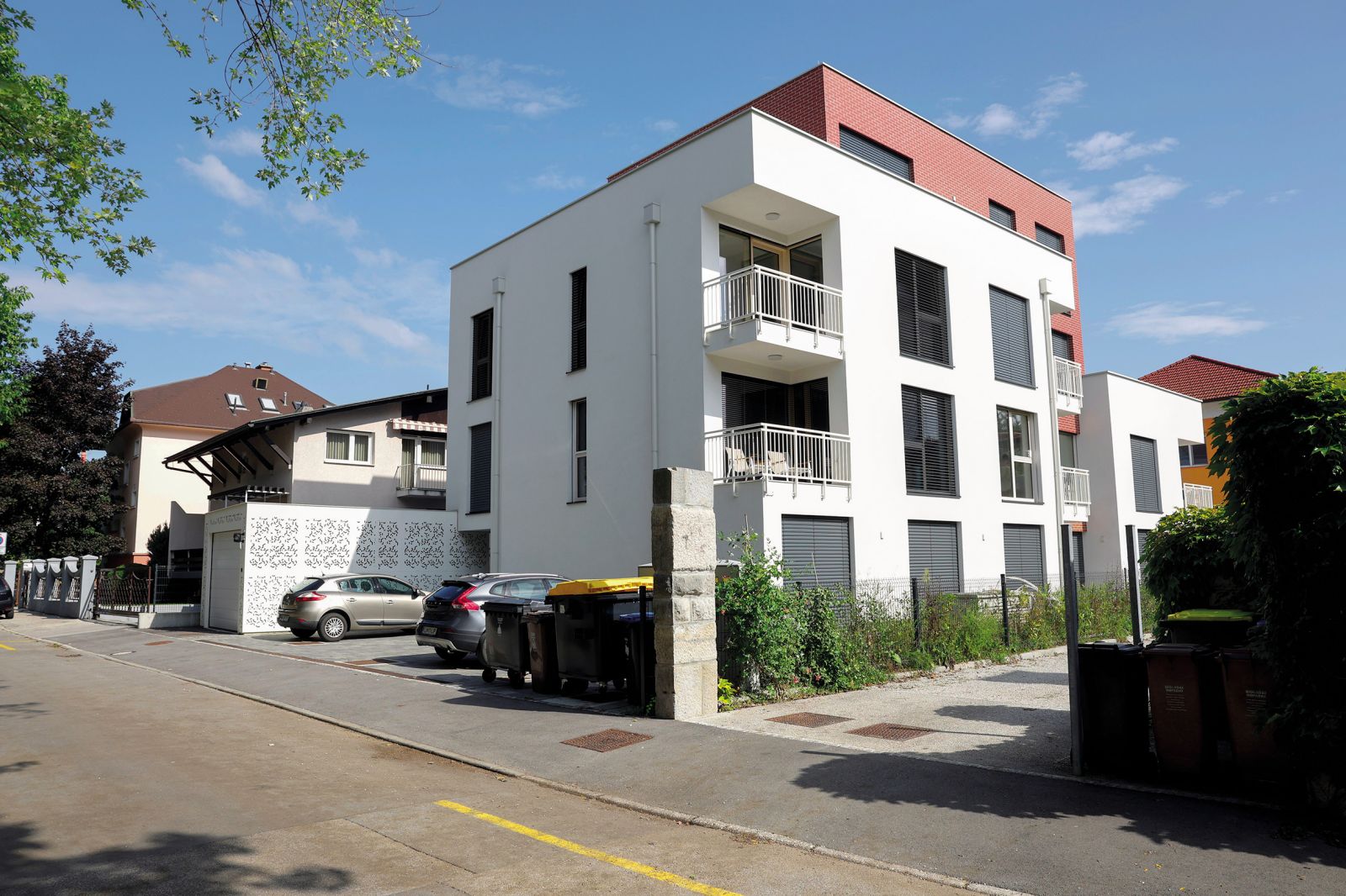 Namesto vile, obdane s smrekami, je za Bežigradom zrasel vila blok z osmimi stanovanji in brez dreves