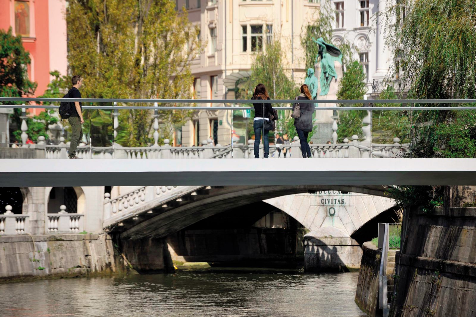 V središču Ljubljane so v zadnjih letih zrasli številni novi mostovi za pešce. Minimalistična Ribja brv iz leta 2010 je nastala v sodelovanju med arhitekturnim birojem Arhitektura in inženirskim podjetjem Ponting.
