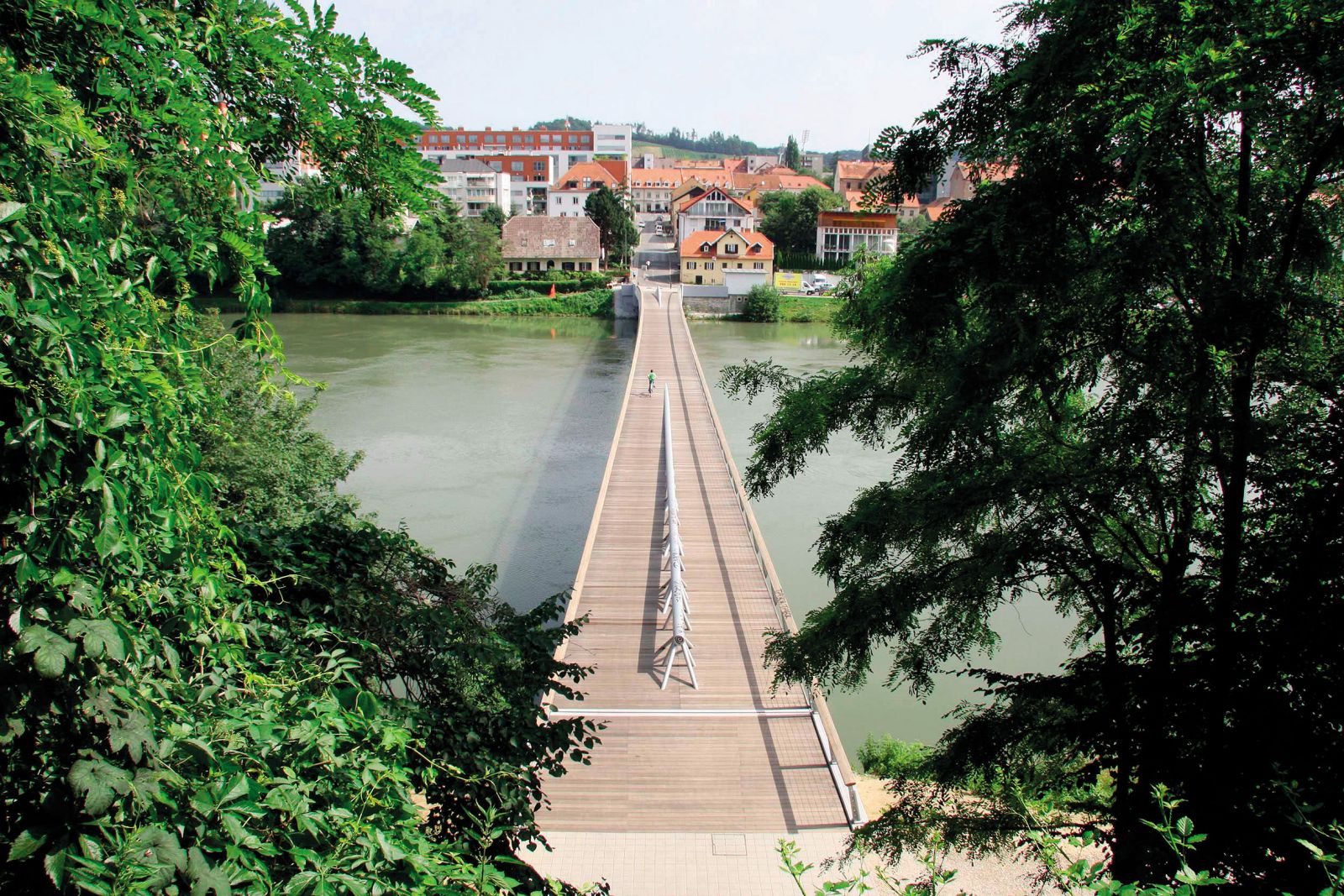 Studenška brv čez Dravo v Mariboru povezuje Studence z Lentom. Je brv z dolgo in pestro zgodovino, sedanjo podobo pa je dobila leta 2008.