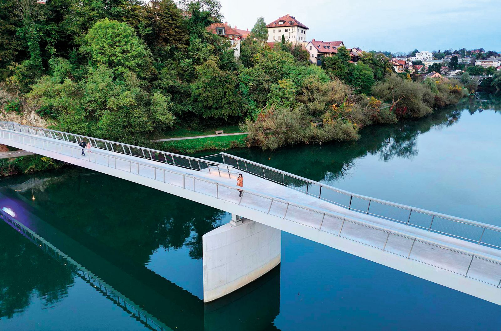 Še ena nova novomeška brv čez Krko, gre za brv Loka–Kandija oziroma Julijino brv, je ime dobila po Juliji Primic, ki je zadnja leta življenja preživela v dvorcu v neposredni bližini.