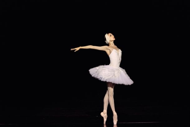Primabalerina Svetlana Zaharova na Gala večeru svetovnih baletnih zvezd na letošnjem Festivalu Ljubljana. Njen nastop, ki bi se sprva moral zgoditi v drugačni obliki, se je odvil v senci protesta ukrajinske skupnosti.