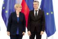 Enotna v razhajanju: predsednica države in predsednik vlade na sprejemu za diplomatski zbor na Brdu 