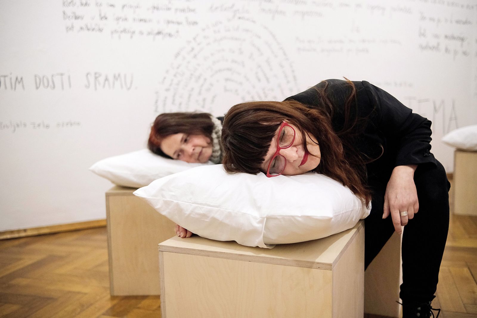 Andreja Džakušič in Mojca Senegačnik: Približevanja, Galerija ZDSLU, LJ | Janez Zalaznik