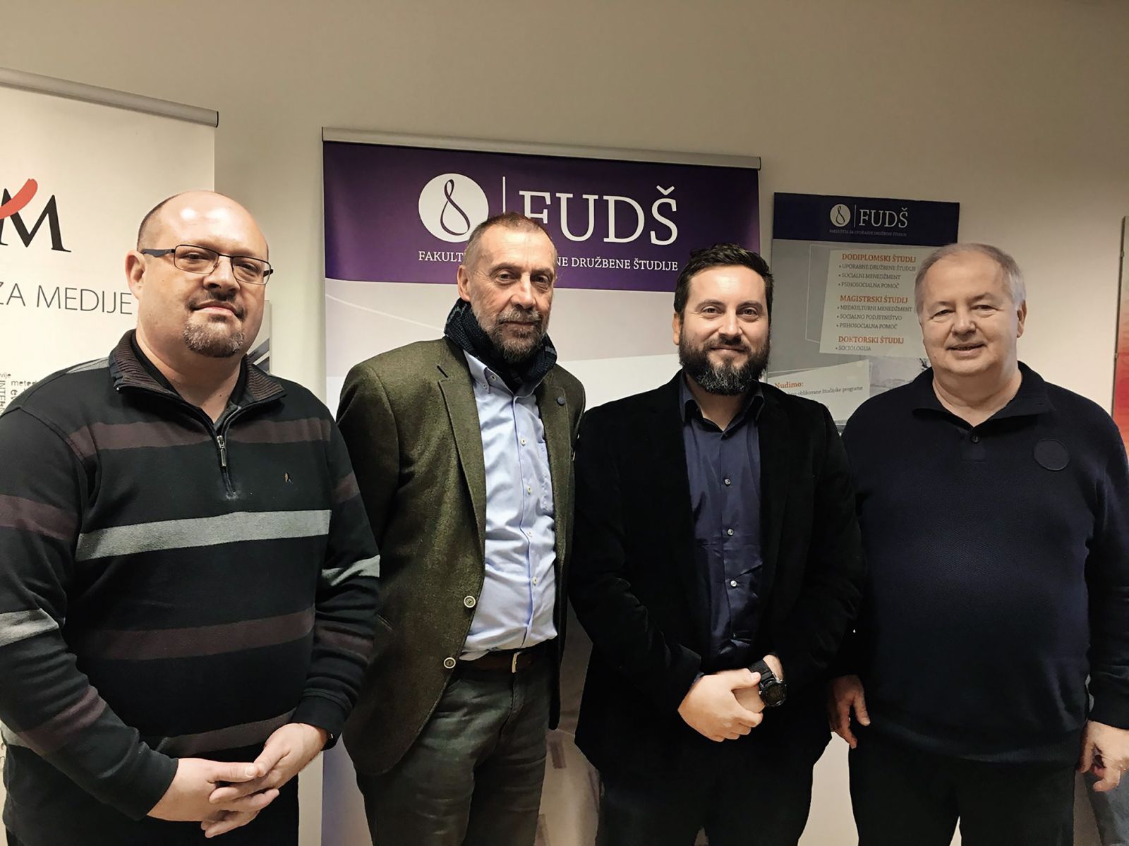 Uroš Gojkovič, tretji z leve, je leta 2017 doktoriral v kalilnici desnosredinskih akademskih politikov, na zasebni Fakulteti za uporabne družboslovne študije. Levo eden od lastnikov fakultete Matevž Tomšič, poleg njega pa njegov mentor Frane Adam.