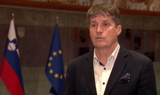 Vodja poslanske skupine Borut Sajovic o strelah, ki treskajo v vrhove
