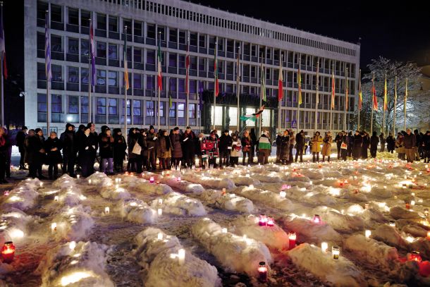 V ponedeljek, 22. januarja 2024, je pred stavbo slovenskega parlamenta potekal zbor ljudi, ki so se prišli poklonit mrtvim v Gazi. Ljudje so prišli, postali in odšli. Na koncu je bilo prižganih skoraj 2000 sveč.