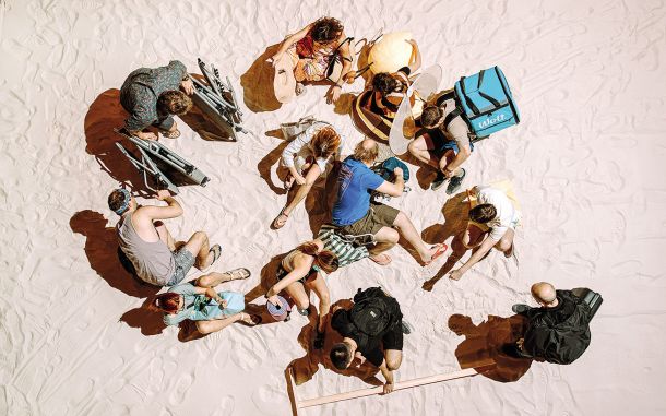 Predstava Bodočnost na odru, ki je pravzaprav plaža, združi slovenske in srbske igralce.