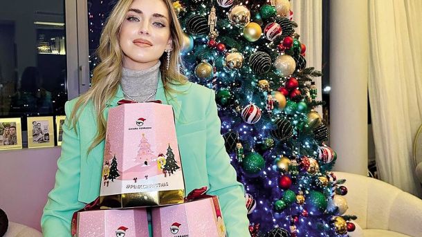 Spletna vplivnica Chiara Ferragni s kolači Pandoro, pri promociji katerih je sledilce zavajala, da bodo z nakupom podprli bolne otroke.