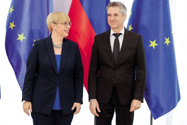 Enotna v razhajanju: predsednica države in predsednik vlade na sprejemu za diplomatski zbor na Brdu 