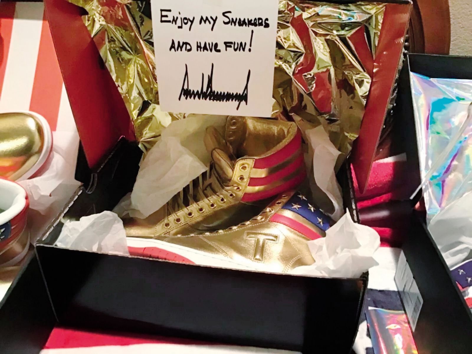 Športni copati s podpisom Donalda Trumpa za 499 dolarjev