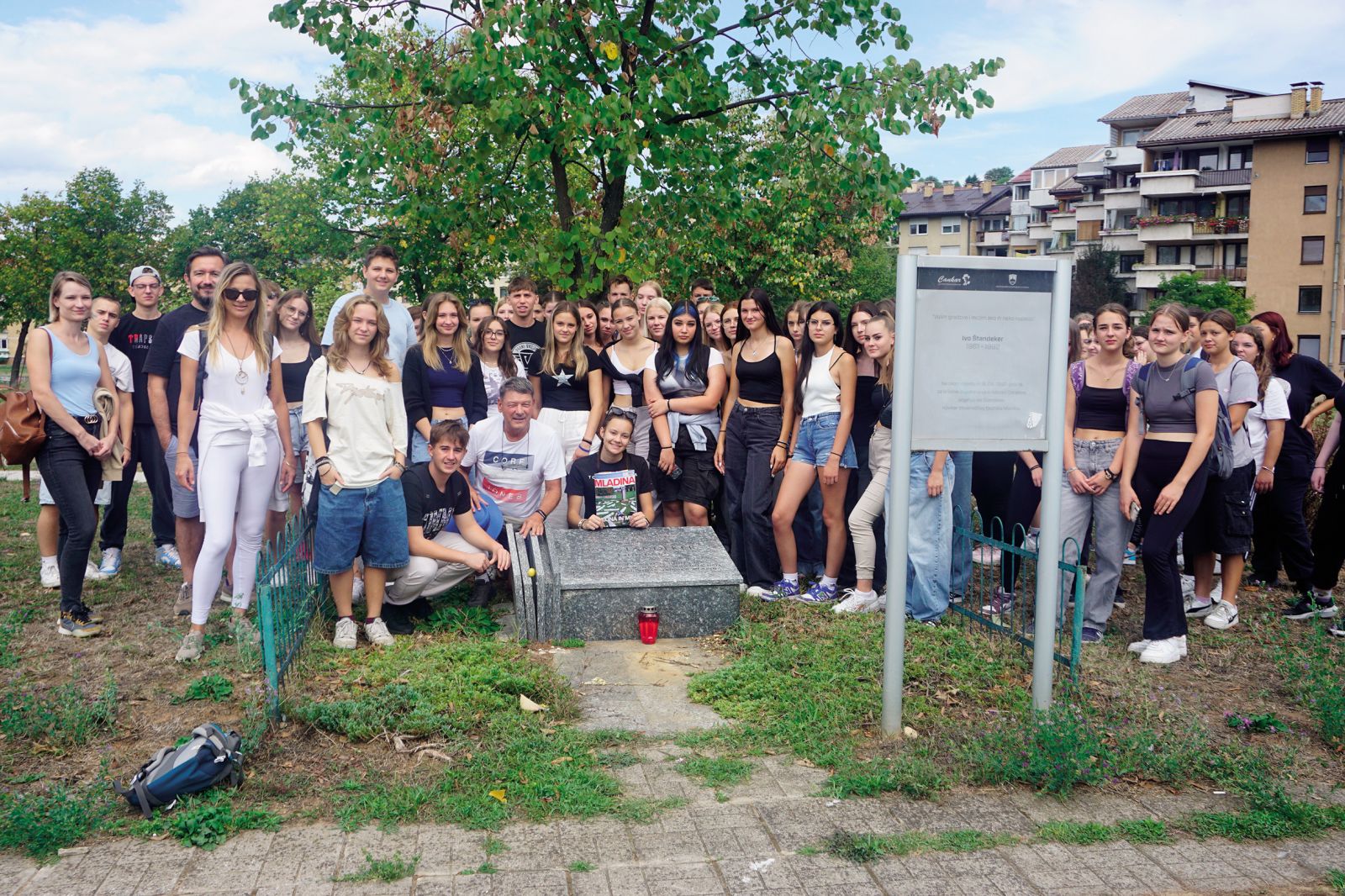 Ekskurzija dijakinj/ov BTŠ Maribor v Bosno, pred spominsko ploščo Ivu Štandekerju v Sarajevu, BIH | BTŠ Maribor