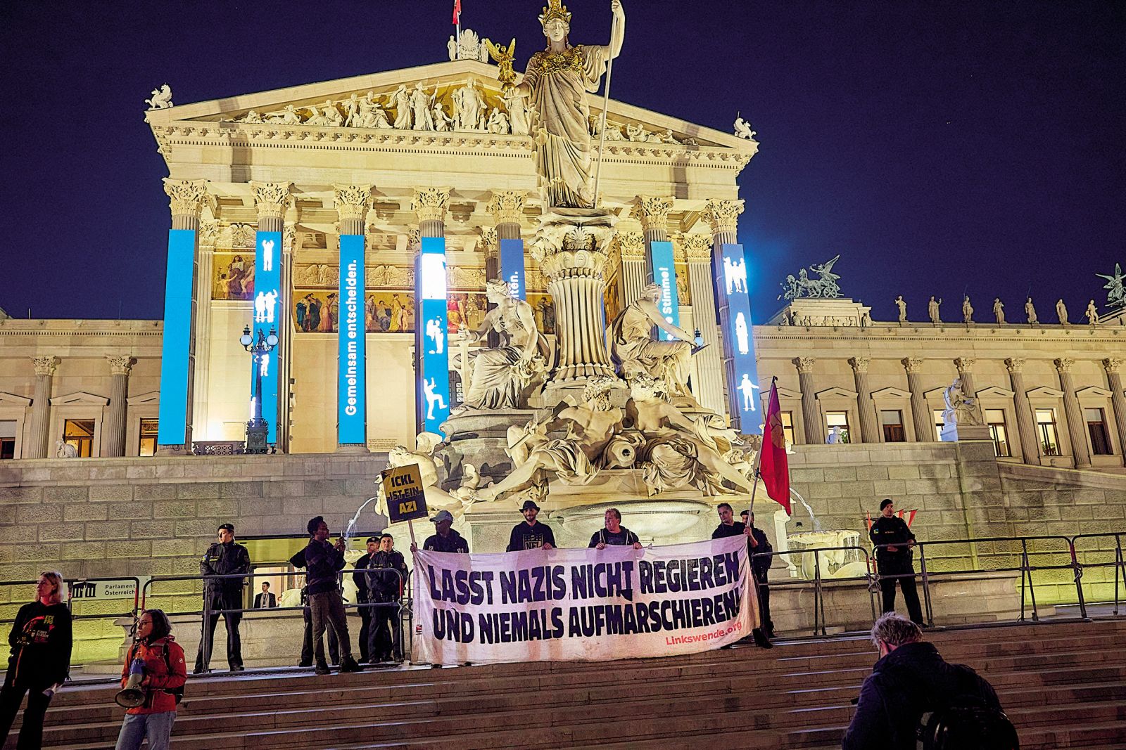 Na Dunaju so po razglasitvi volilnih izidov izbruhnili protesti. Na sliki transparent z jasnim sporočilom: »Ne dovolite, da nacisti ponovno vladajo in marširajo!«