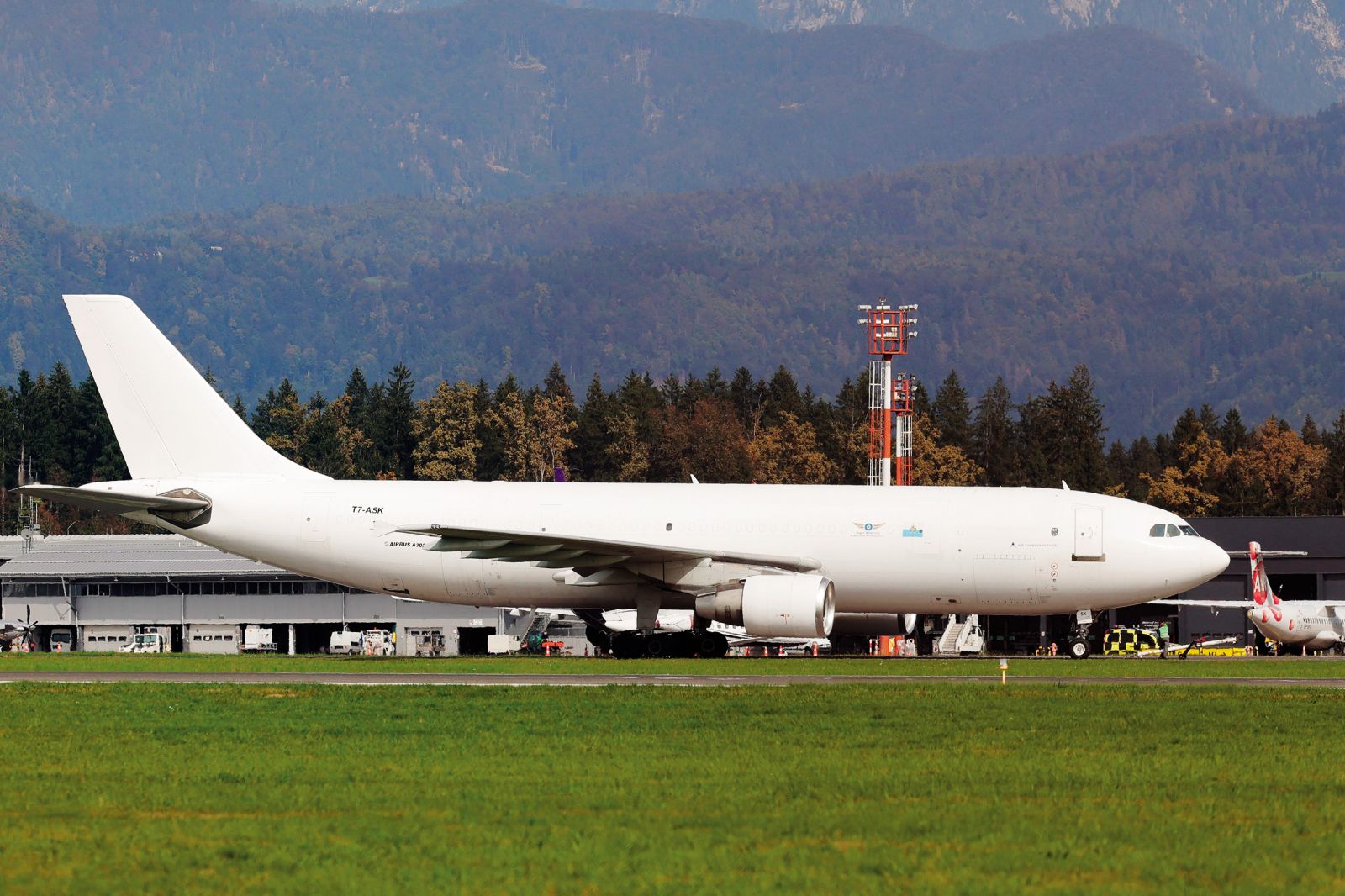 Zasilni pristanek tovornega letala na Brniku, ki je iz Frankfurta v Tel Aviv prevažalo nevaren tovor. Kakšen tovor? Vojaška skrivnost. | Luka Dakskobler