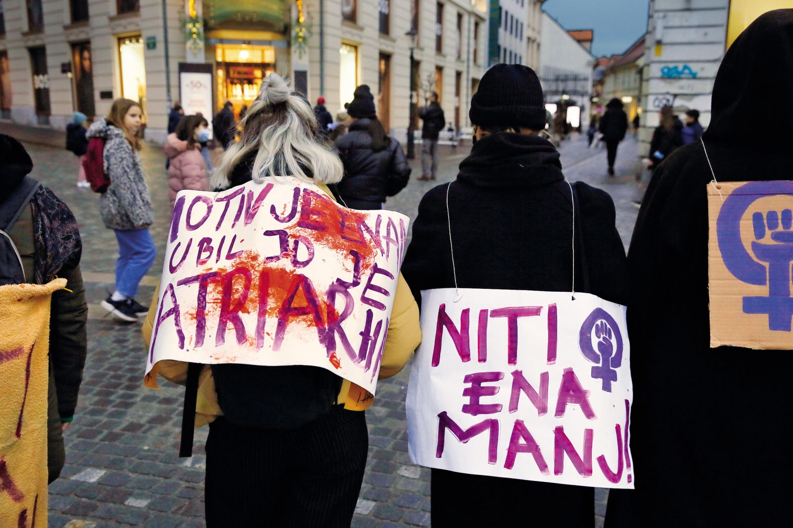 Po podatkih Združenih narodov tedanji ali bivši intimni partnerji vsak dan umorijo več kot 130 žensk. (Na fotografiji protest proti femicidu 4. februarja 2022 v Ljubljani)