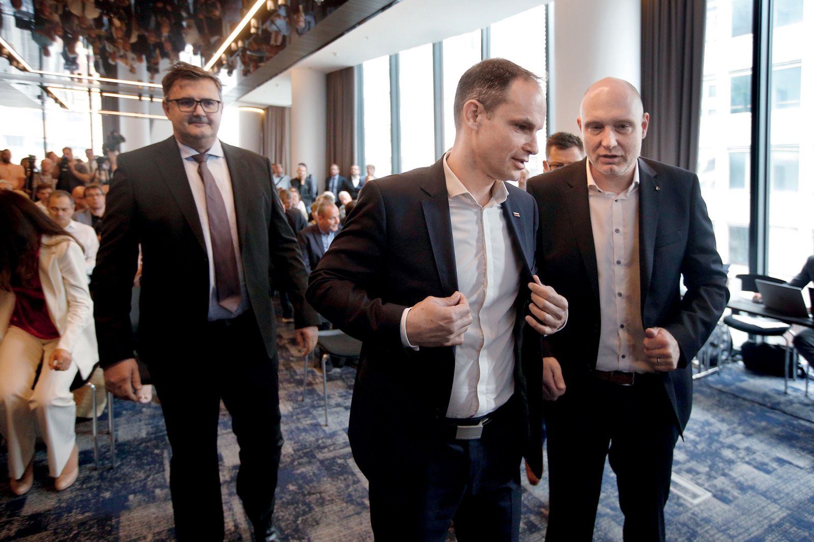 Med tistimi, ki so se 31. maja 2023 udeležili uvodnega srečanja Platforme sodelovanja, projekta poslanca Anžeta Logarja, s katerim naj bi se ta distanciral od SDS in se podal na samostojno politično pot, čeprav je iz stranke formalno izstopil šele te dni, je bil tudi direktor založbe Beletrina Mitja Čander. 